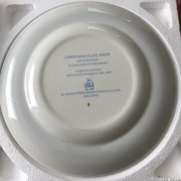 Vintage Avon, 1977 “Carollers in the‎ Snow” Christmas plate - Picture 4 of 7